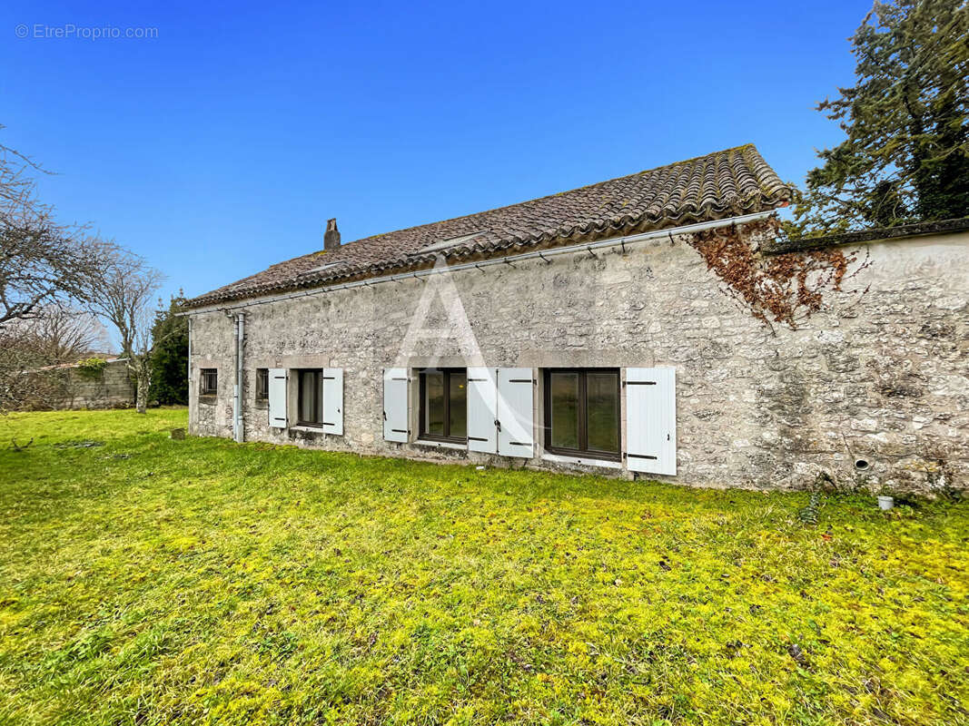 Grange en pierre aménagée sur un joli terrain + dépendance - photo 16