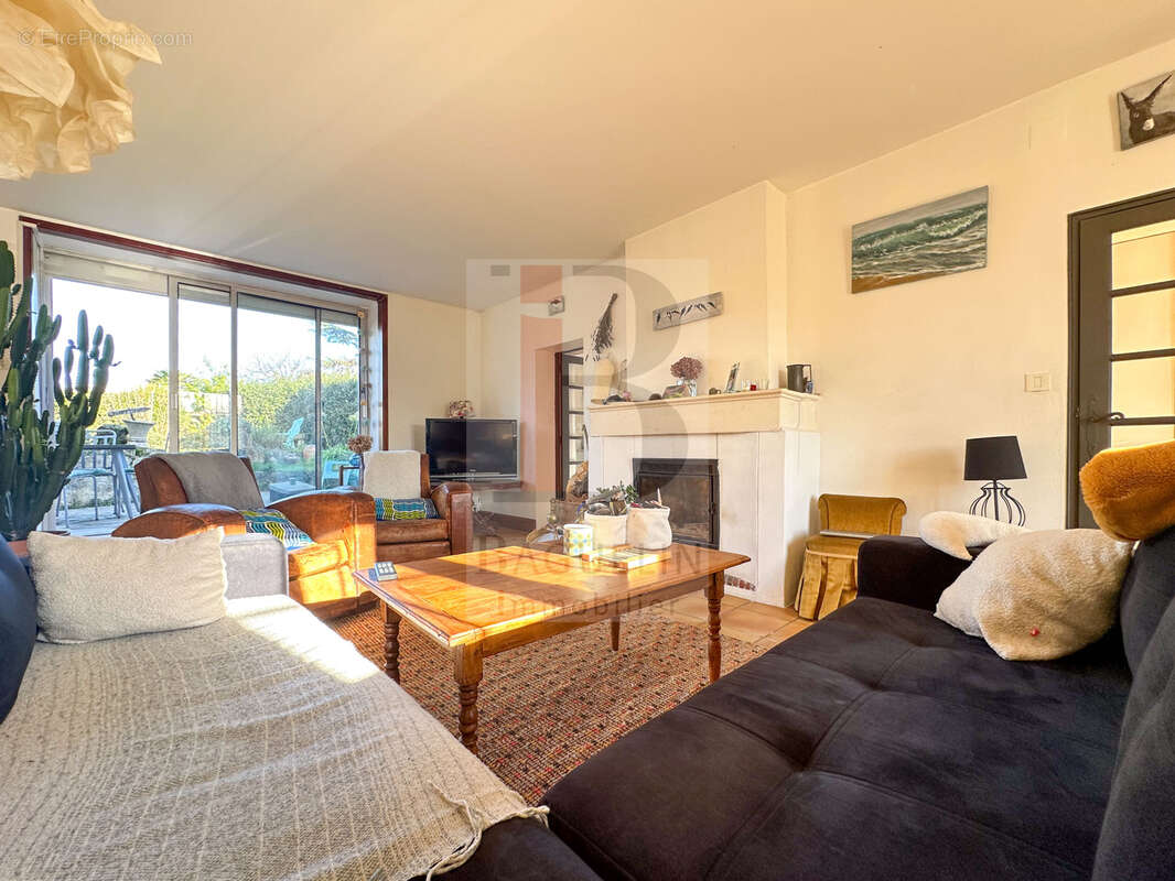 Maison à SAINT-LAURENT-DE-LA-PREE