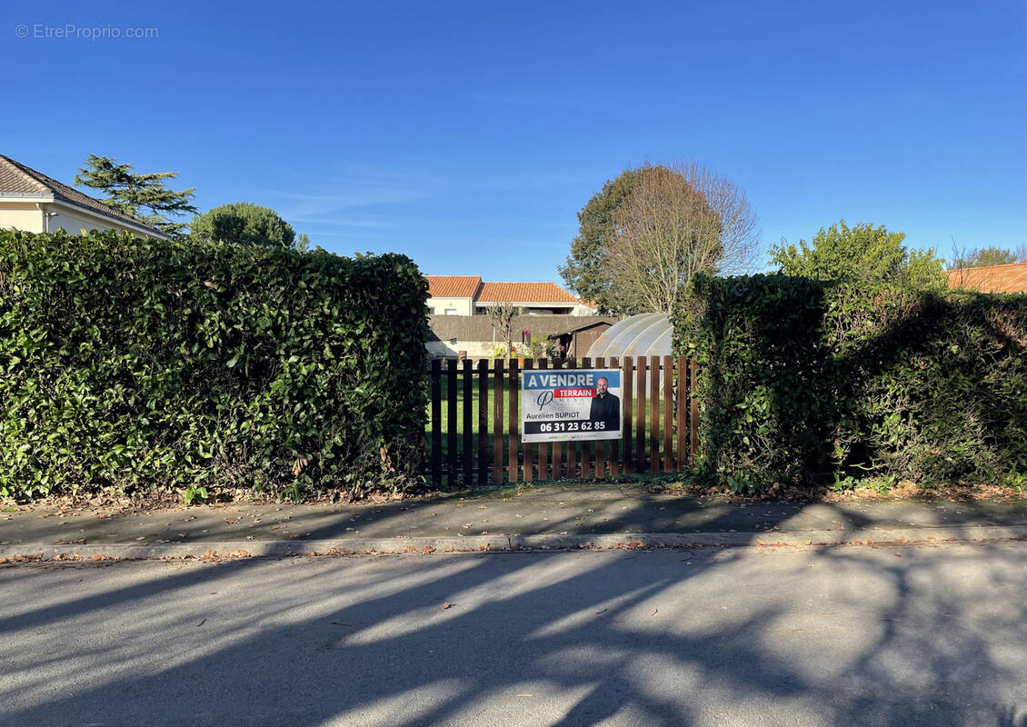 Terrain à MONTREVAULT