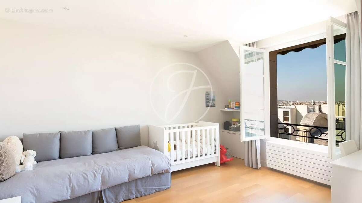 Appartement à PARIS-16E