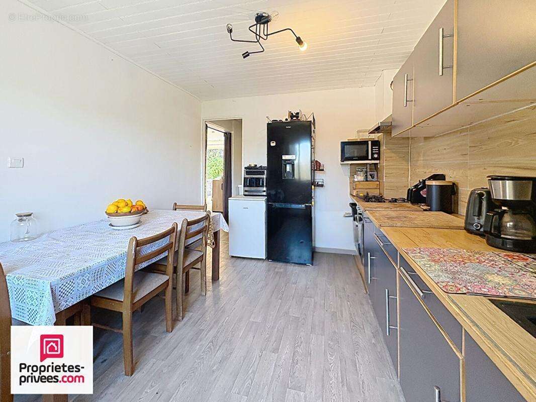 Villa avec grand garage sur 2360 m² de terrain divisible - photo 10