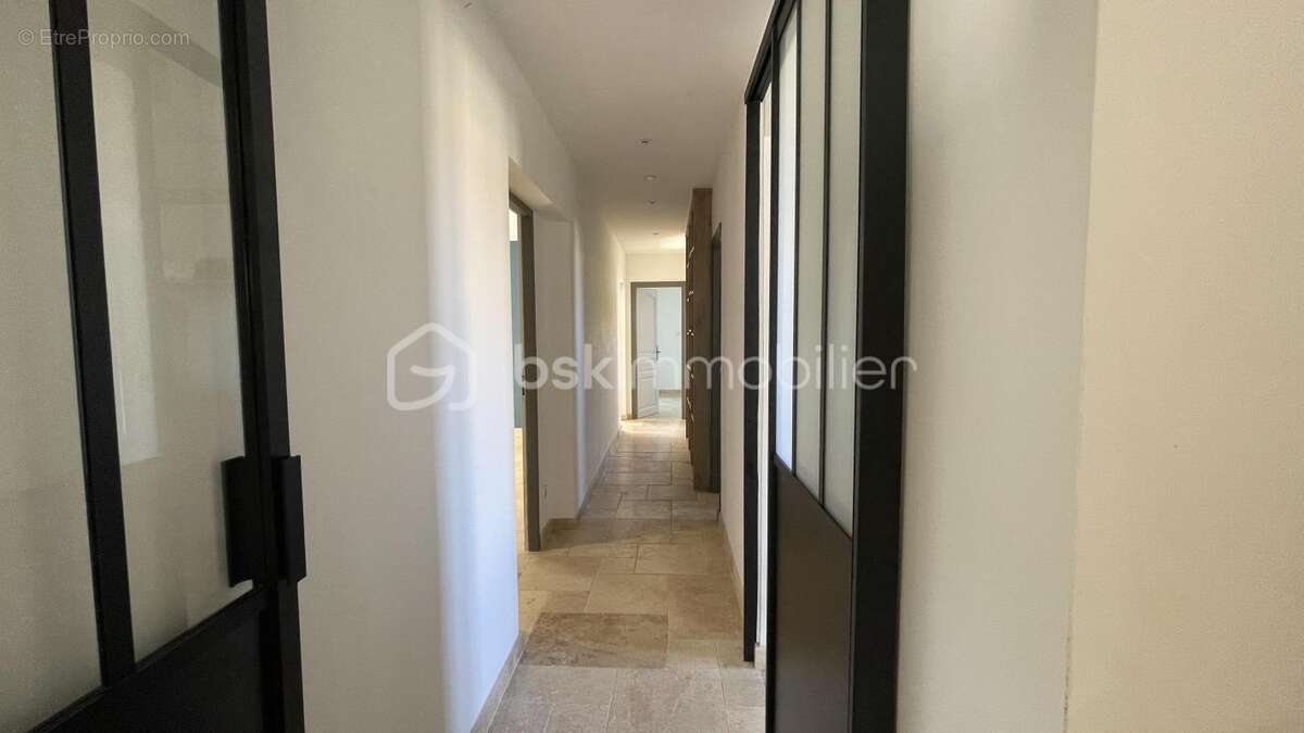 Pézenas — Élégante villa de plain-pied rénovée, 160 m², terrain 1 970 m² avec piscine chauffée - photo 13
