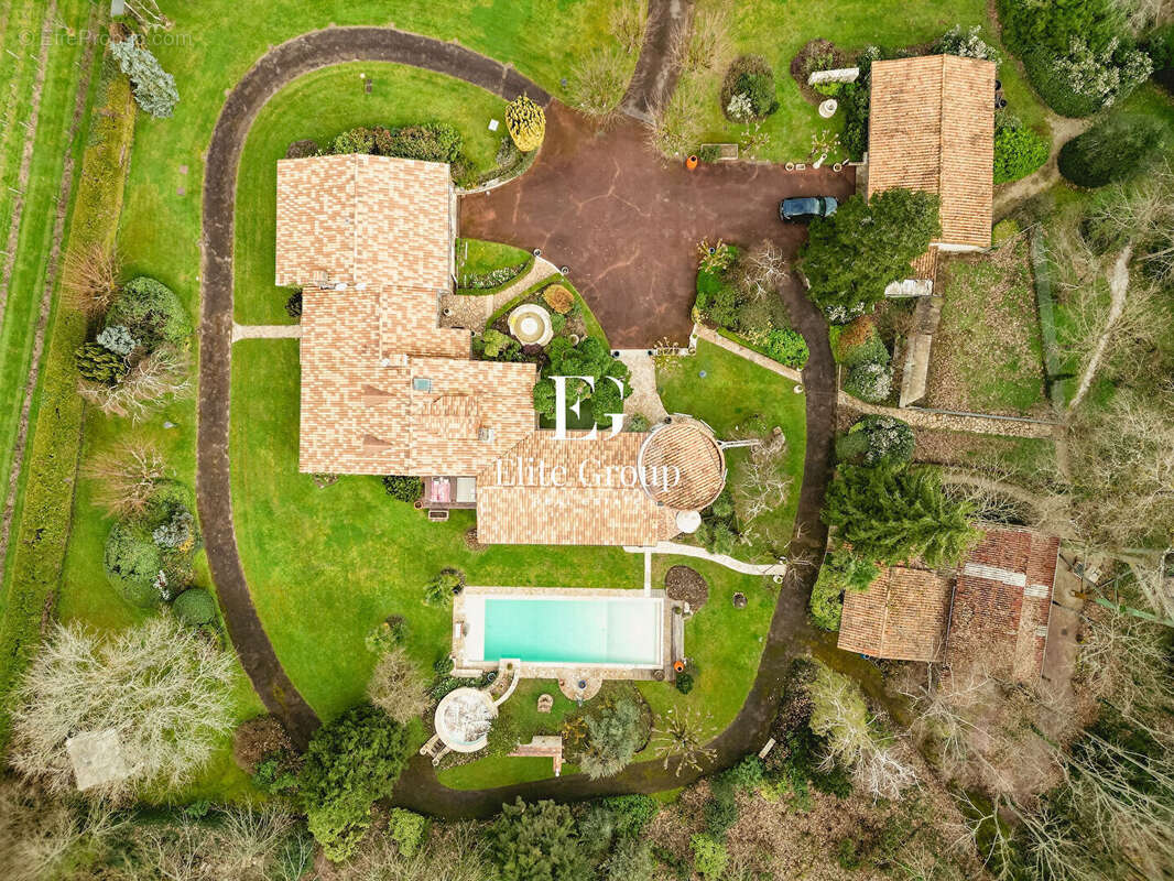 À vendre demeure de charme - 415 m² au coeur d'un parc arboré de 2,6 hectares - photo 18
