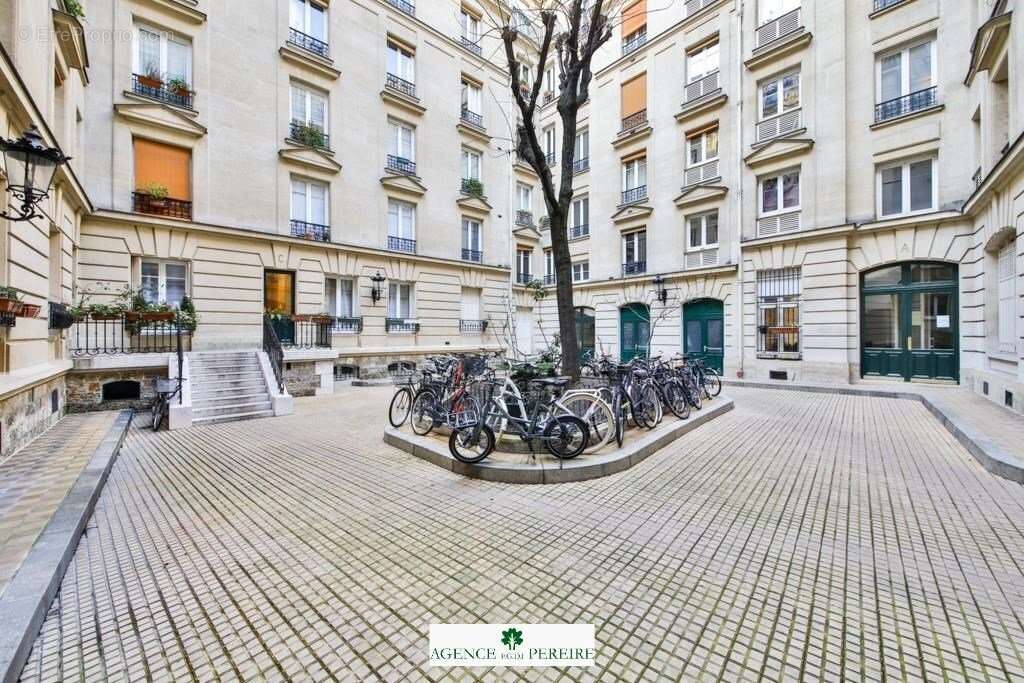 Appartement à PARIS-17E