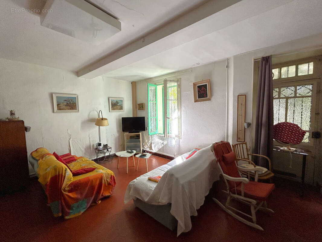 Bâtisse au cœur du village - photo 7