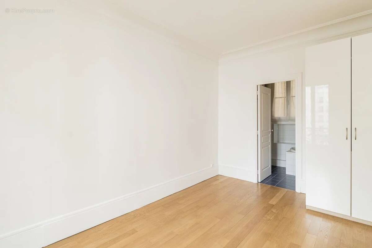 Appartement à PARIS-16E