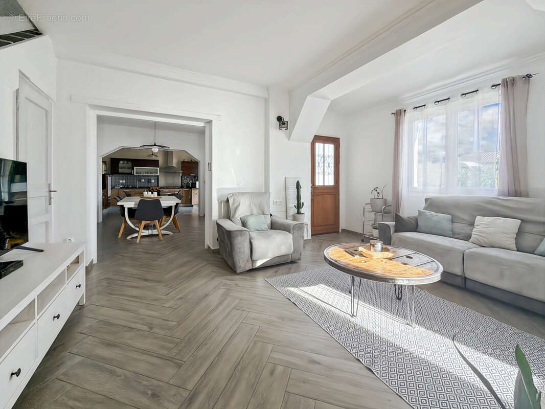 Charmante maison familiale de 100 m2 avec dépendance et grand jardin   Ambérieux-d’Azergues (69480) limite Ans - photo 5