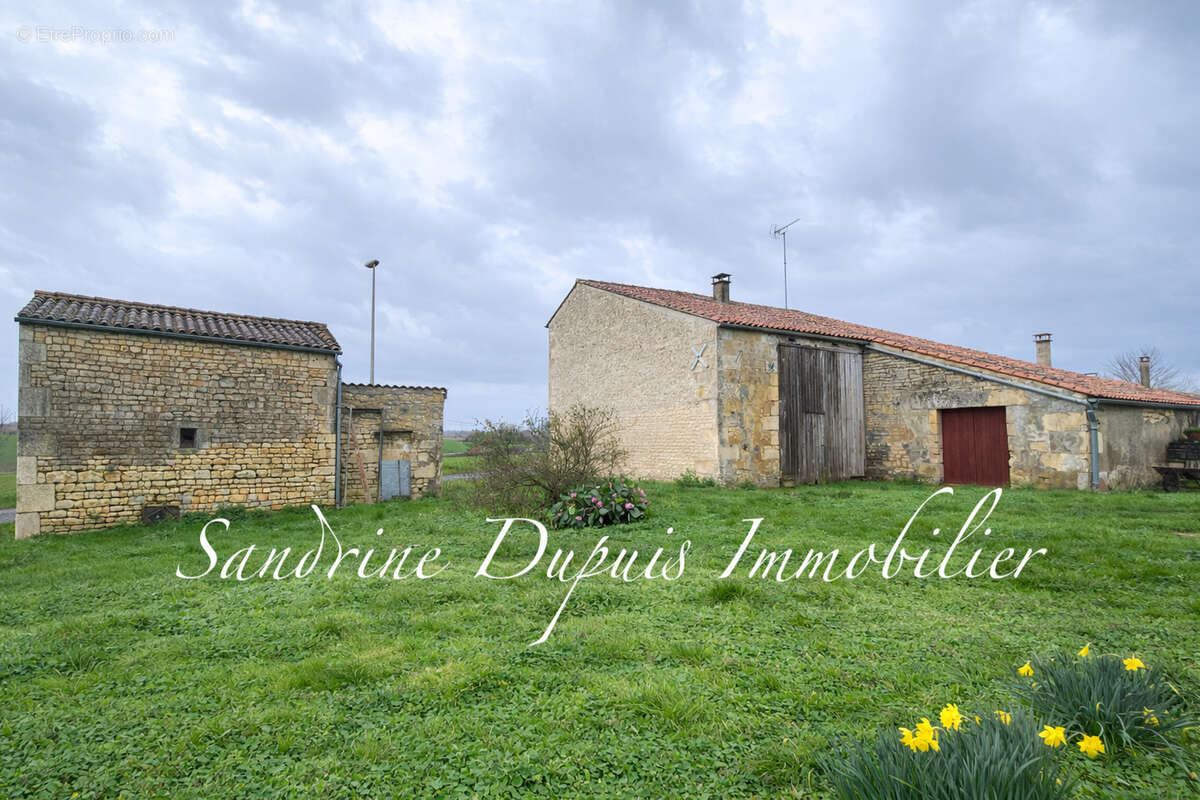 Maison charentaise à rénover - dépendances -jardin - photo 3