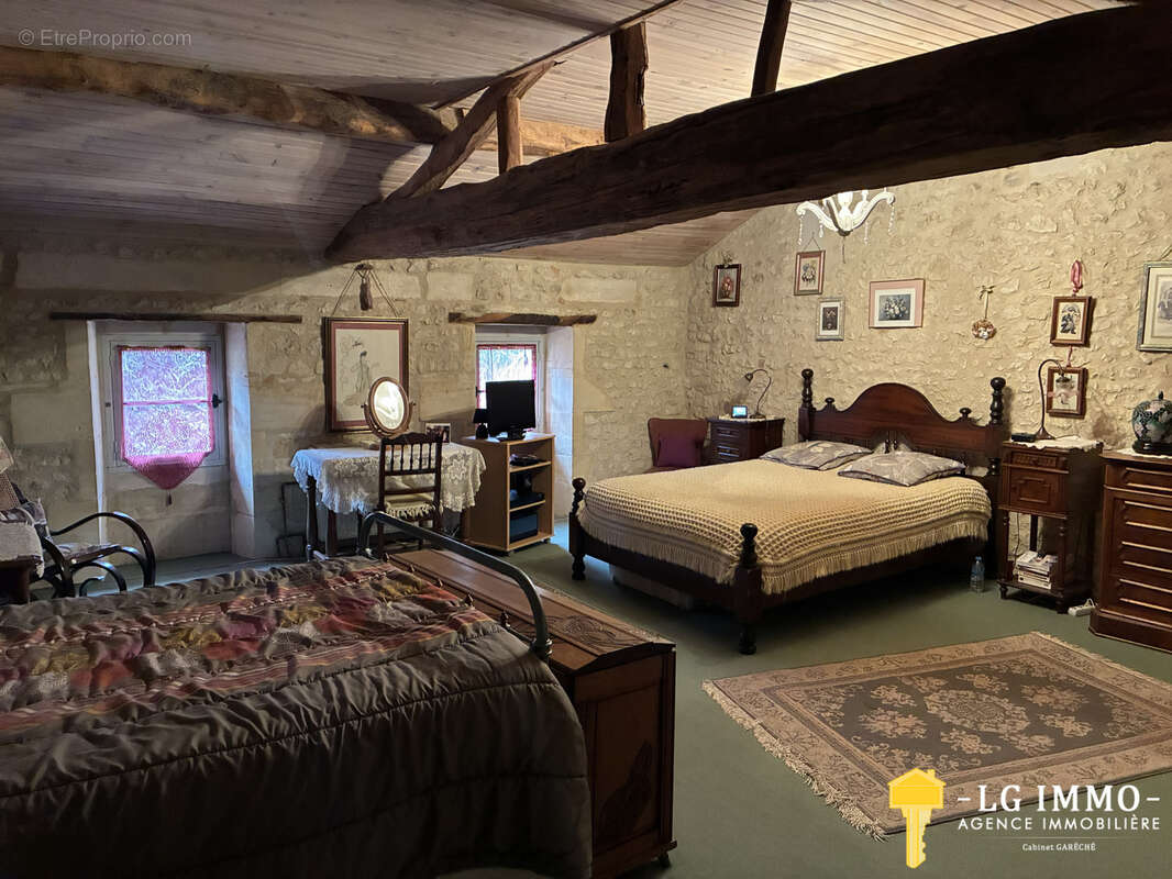 Belle maison familiale de 315 m2,  4 chambres, terrain 8000 m2, dependances - photo 14