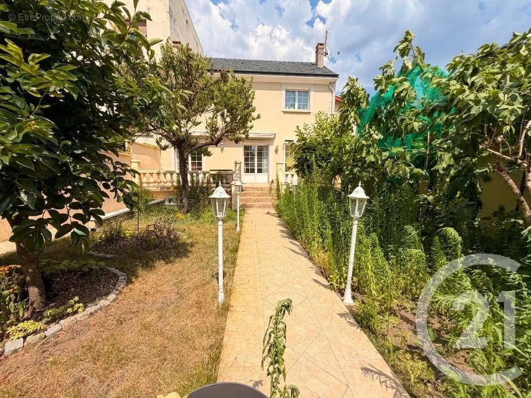 Maison à SAINT-MAUR-DES-FOSSES