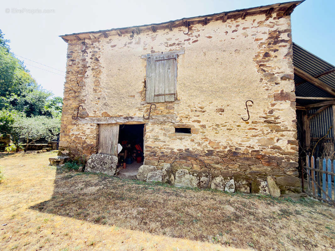 Ledergues - maison de caractère d'environ 150 m² - 6 pièces - 3 chambres - jardin - dépendances - photo 14
