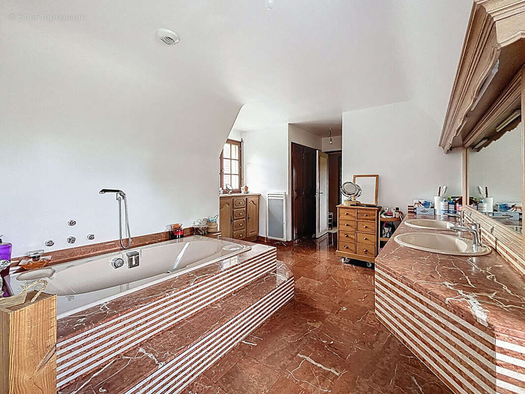 Maison à SAINT-CYR-DU-RONCERAY