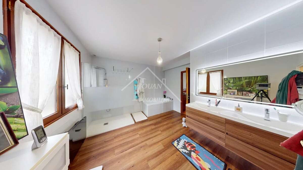 Maison à CREUZIER-LE-VIEUX