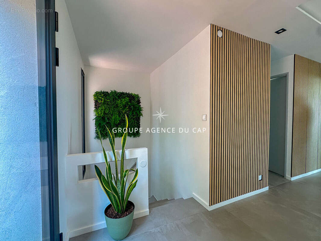 A vendre villa vue mer environ 200 m2 entierement renovee offrant 5 chambres dont 4 en suite piscine garage a saint aygulf - photo 10