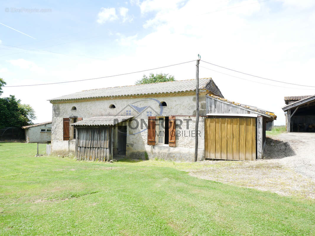 Ferme en pierre à rénover   dépendances, 1,5 ha de terrain et vue panoramique   idéal gîtes ou chambres d’hôte - photo 2