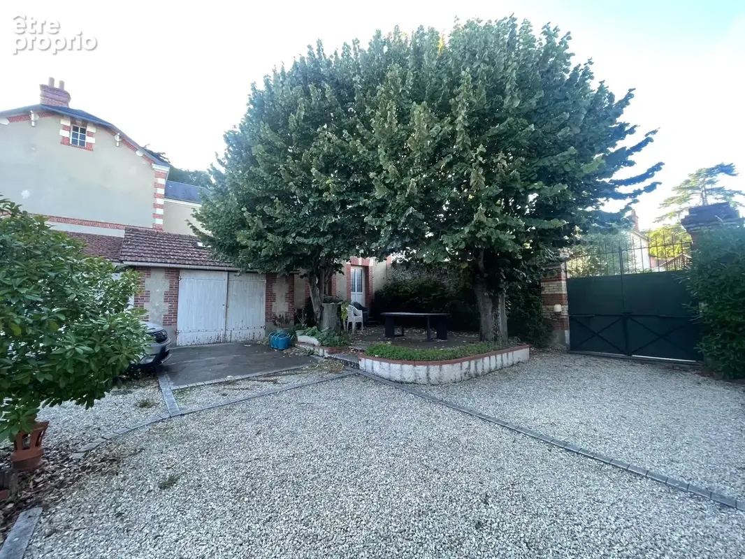 Saint-cyr-sur-loire – cottage park – maison bourgeoise 1900, studio indépendant, 3 garages et plus de 1 000 m² de terrain - photo 5
