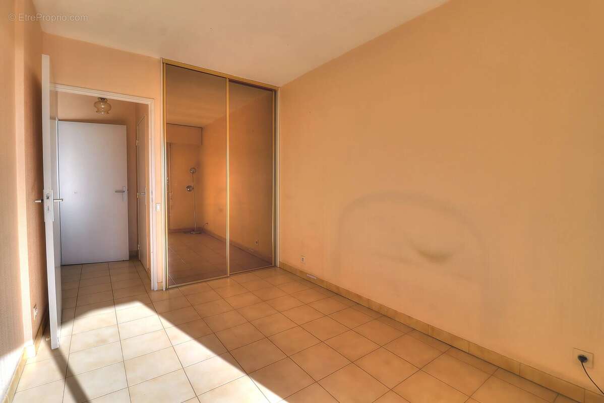 Cannes La Bocca – 3 pièces 67 m² avec vue mer et parking sécurisé - photo 7