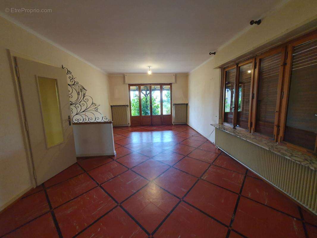 REICHSTETT – Une maison familiale pleine de charme et de possibilités, à seulement 10 minutes de Strasbourg - photo 2