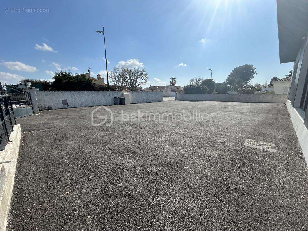 Lignan-sur-orb – ensemble commercial récent de 347 m² - photo 8