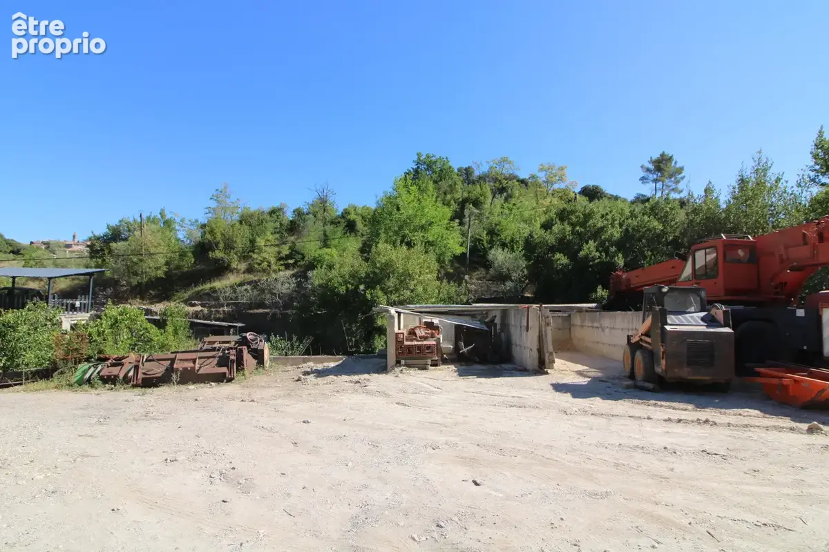 TERRAIN DE 4741 m2 avec hangar, bacs à sable et deux contenaires. - photo 3