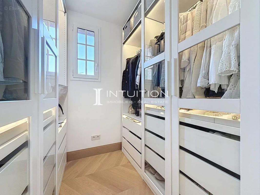 Saint Laurent du Var : 3 pièces entièrement rénové au dernier étage avec garage - photo 10