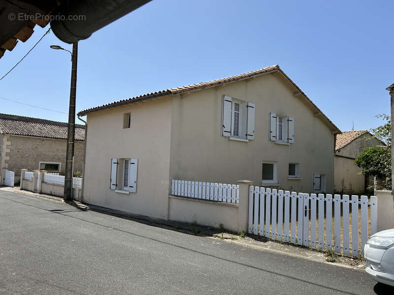 Maison à PAMPROUX