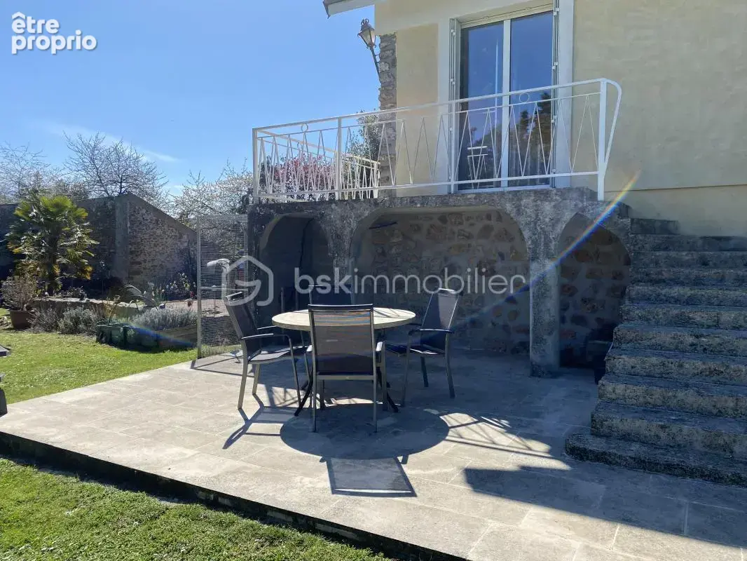 DEMEURE FAMILIALE D'EXCEPTION AU CŒUR DE COURCOURONNES Une bâtisse environ 190m2 habitable sur un écrin de verdure de 3 000 m² - photo 18