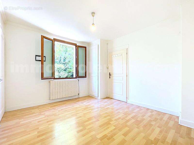 Maison_cuisine_equipée_Ville-La-Grand_proche_commerces_bus_tram_ceva_gare_frontieres_suisse_genève_sejour_cuisine_chambre_terrasse_jardin_parking_ - Maison à VILLE-LA-GRAND