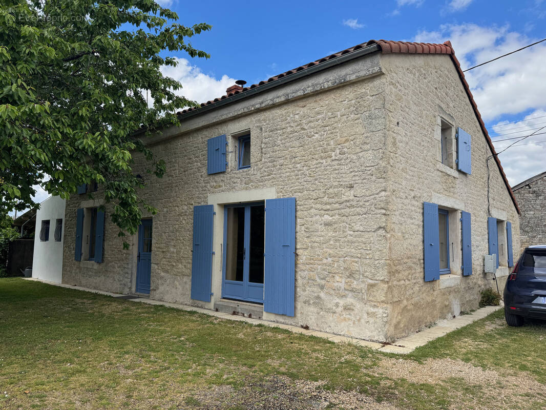 Maison à SAINT-ETIENNE-DE-BRILLOUET