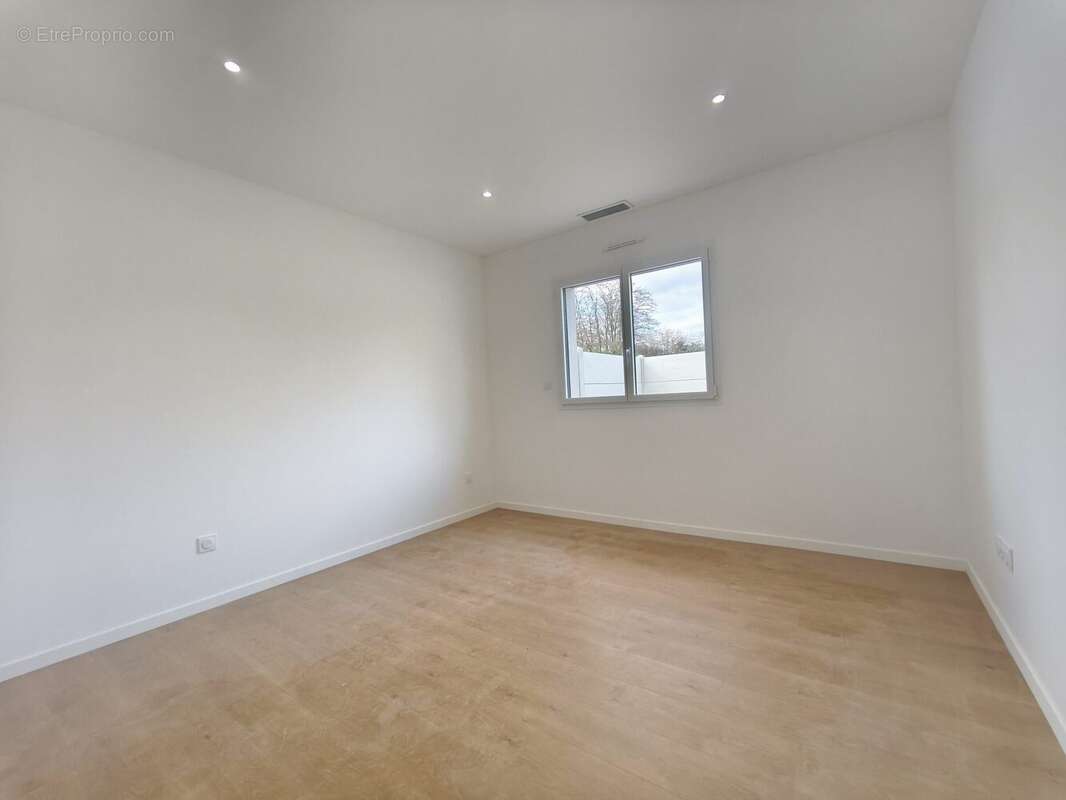 Maison à SAINT-DENIS-DE-L&#039;HOTEL