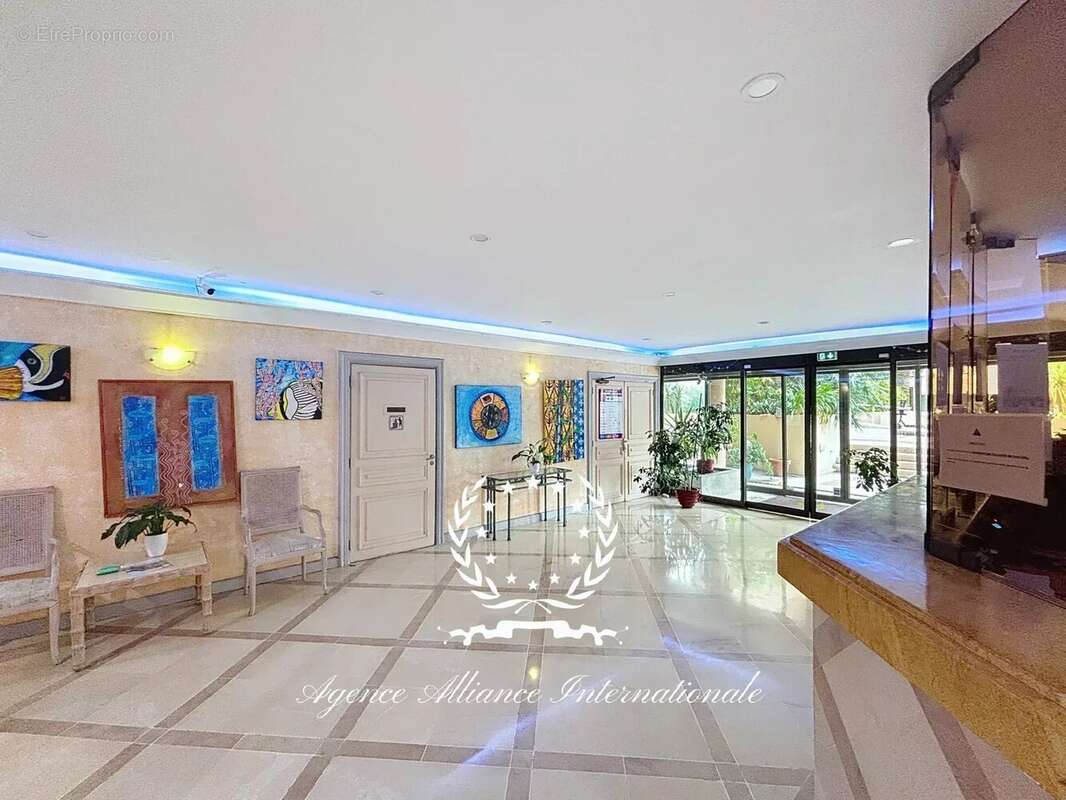 2p-cannes la bocca-terrasse vue mer-piscine-parking-cave - photo 8