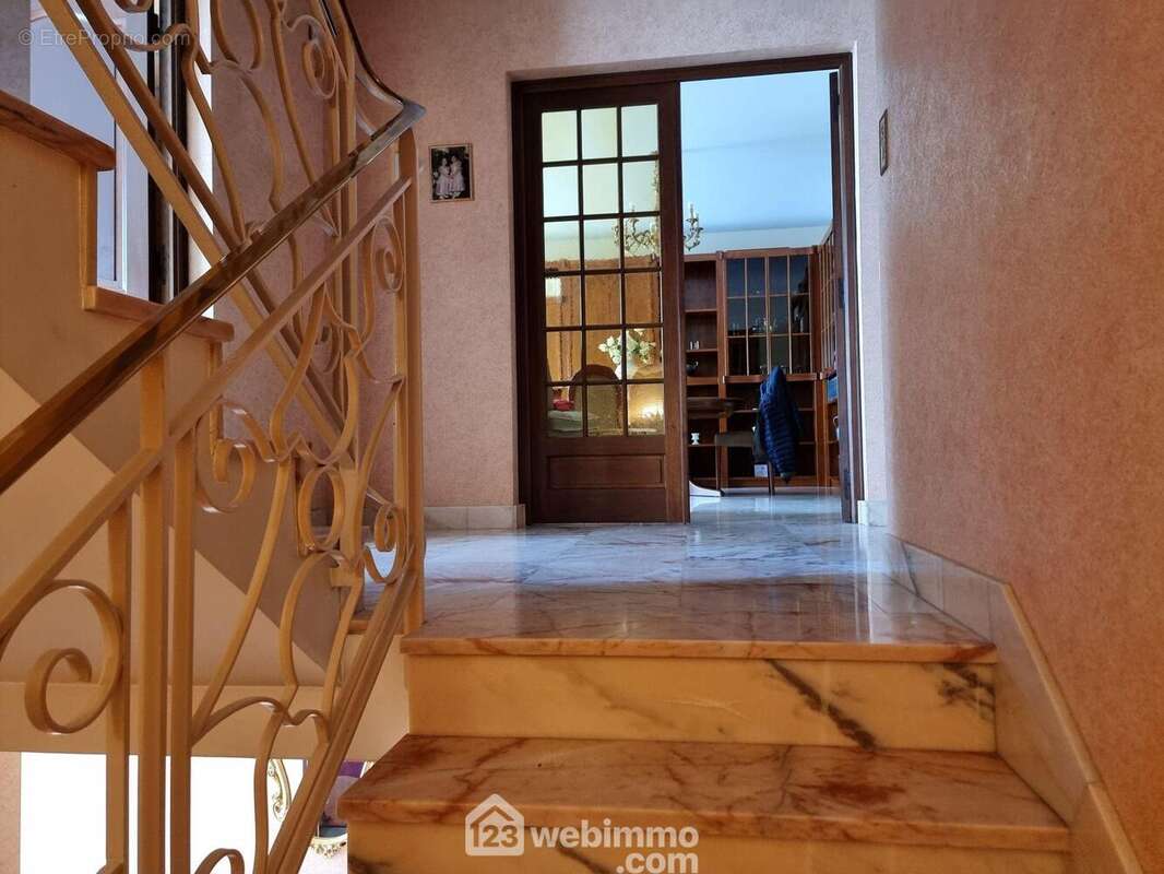 Poursuivons et découvrons à l&#039;étage, - Maison à ORLY