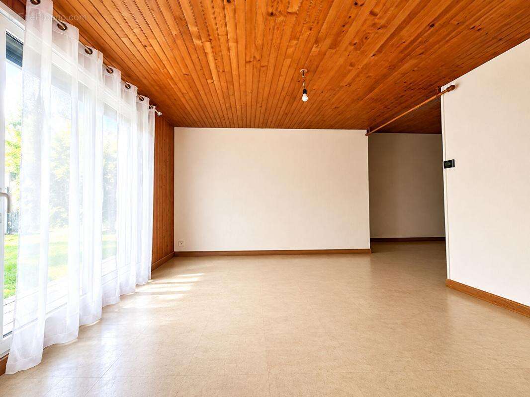 Maison de plain pied 110m2 - 4 chambres à Montignac Charente - photo 4