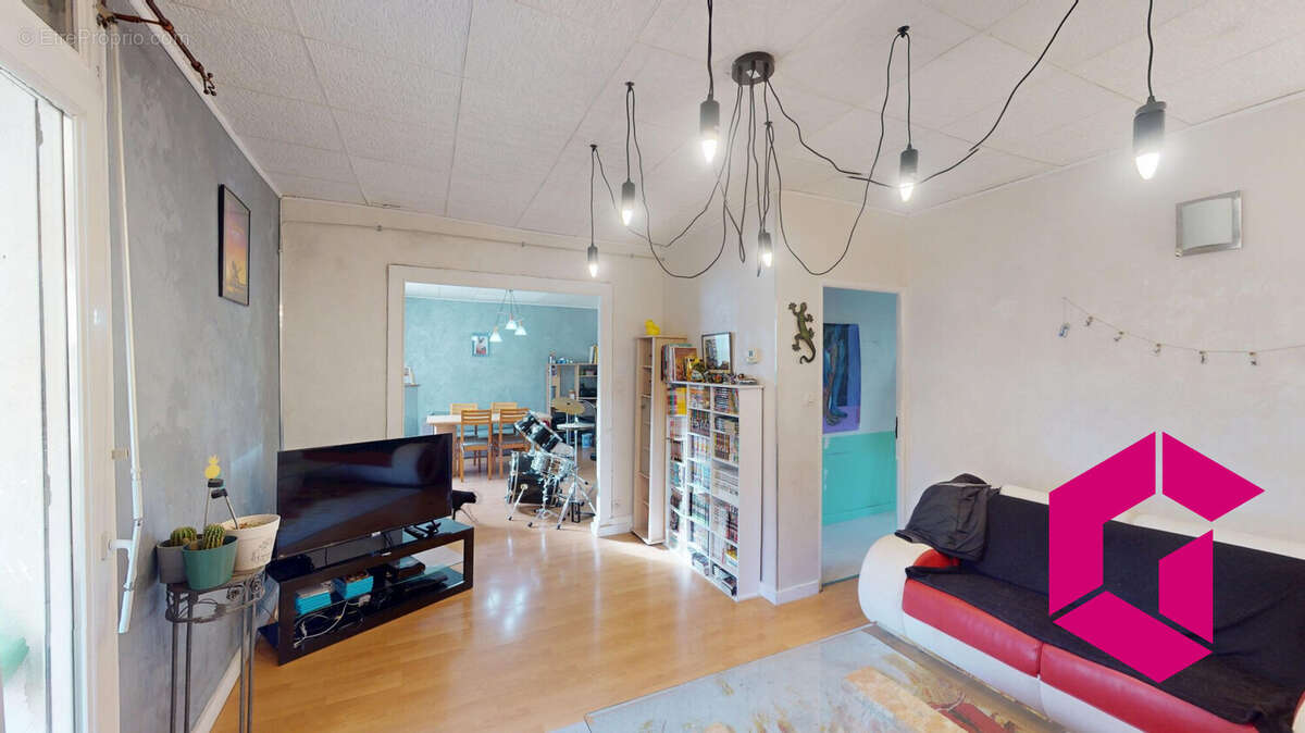 Appartement à LE CHAMBON-FEUGEROLLES