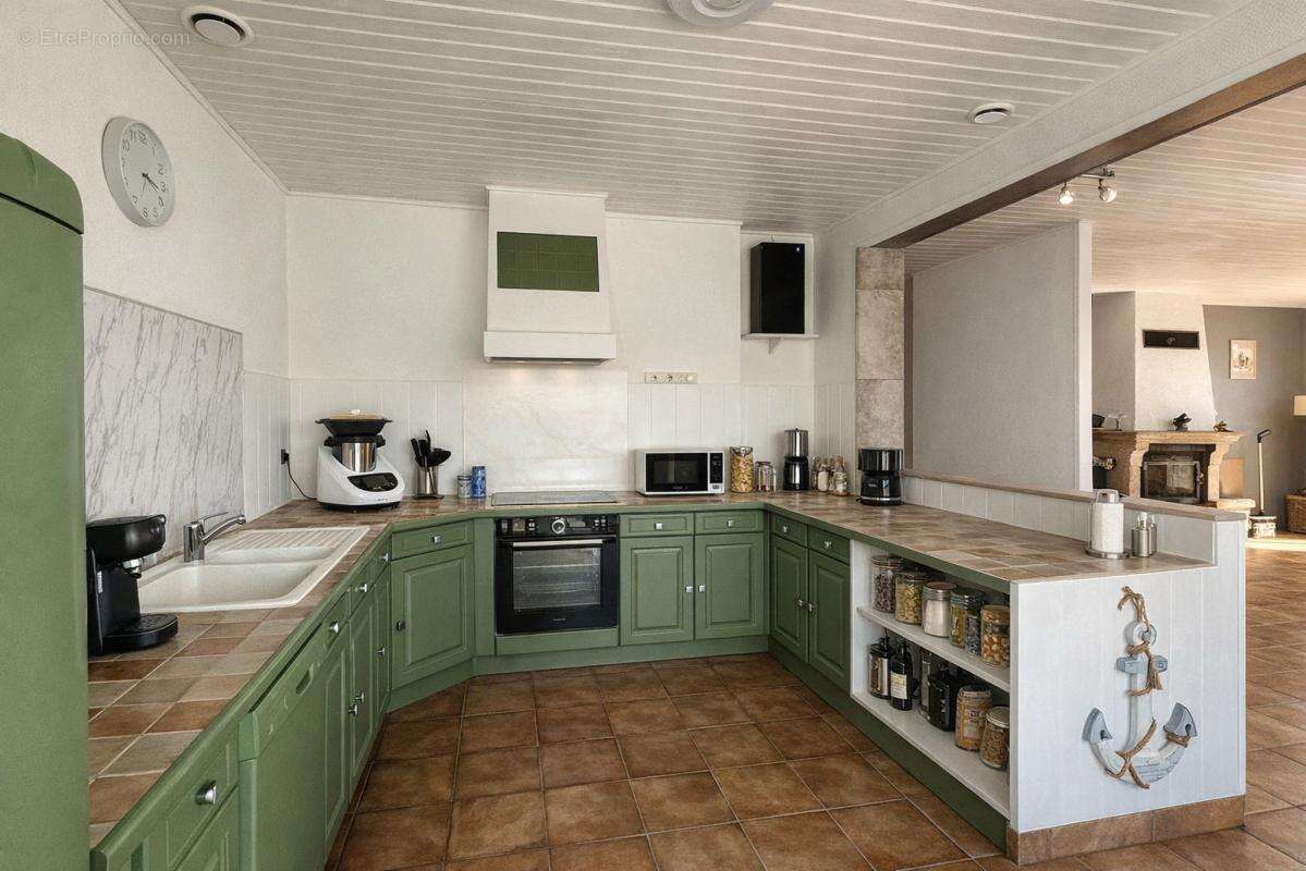 Maison 113 m² à Corme-Ecluse  - photo 2