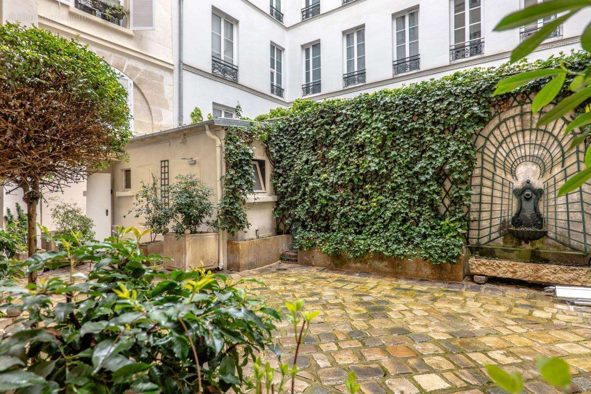 Appartement à PARIS-1E