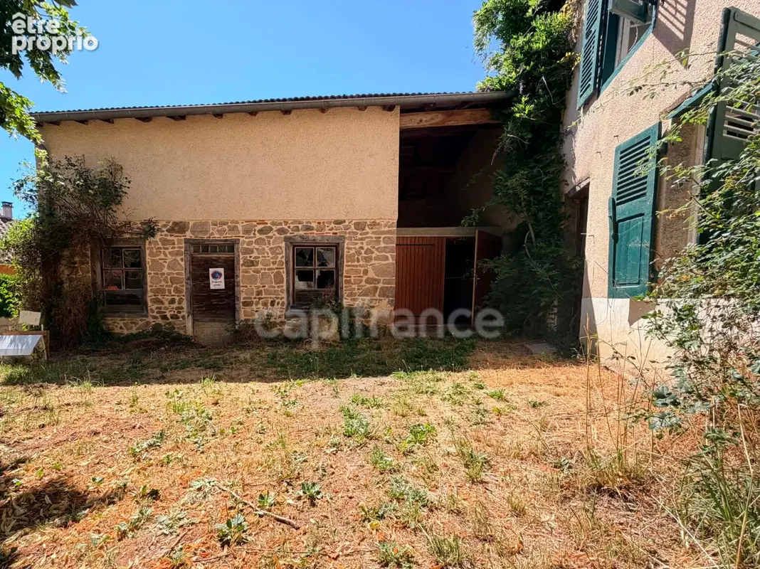 Proche centre ville, grange de 80m² sur deux niveaux a rehabiliter entierement, terrain attenant de 265 m², garage - photo 2