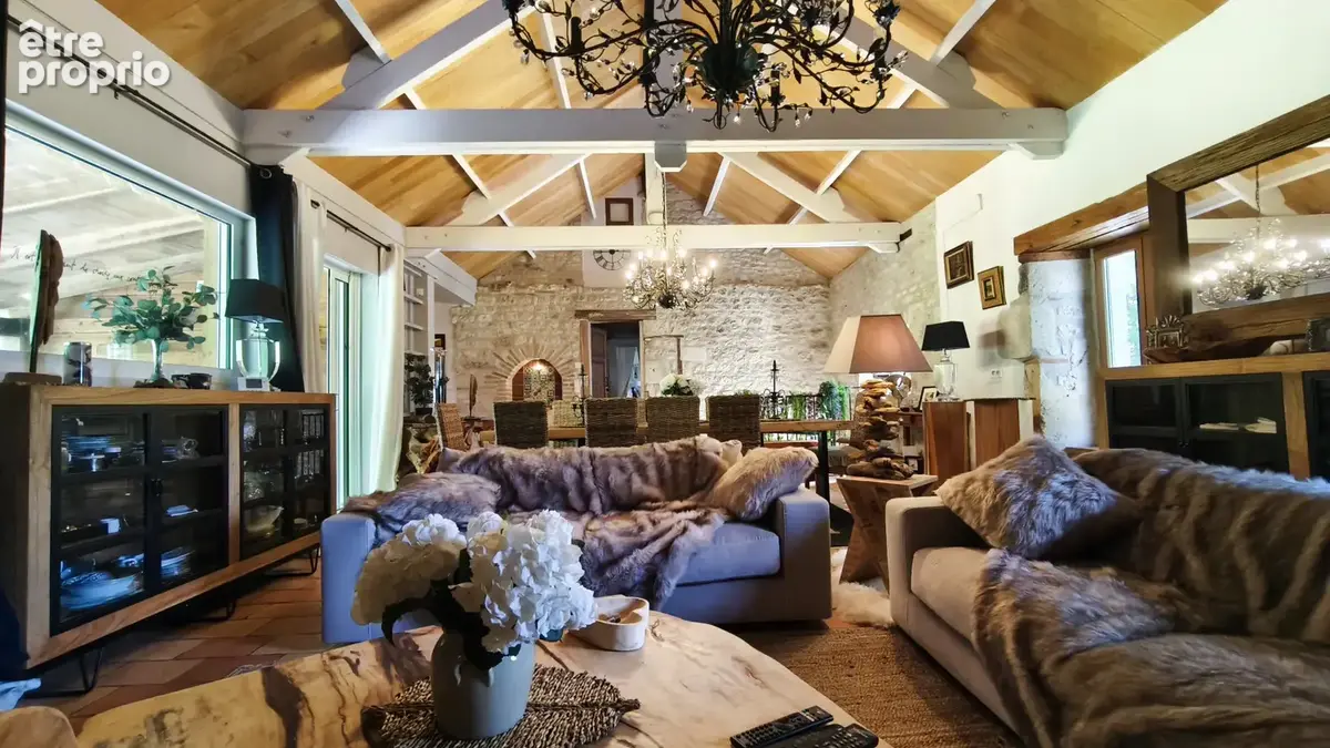 Magnifique maison en pierre avec gîte attenant et 6 575 m2 de terrain arboré - photo 11