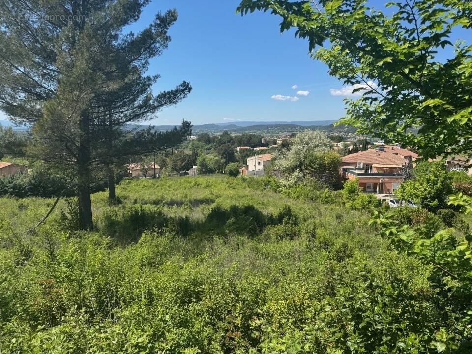 Terrain à APT