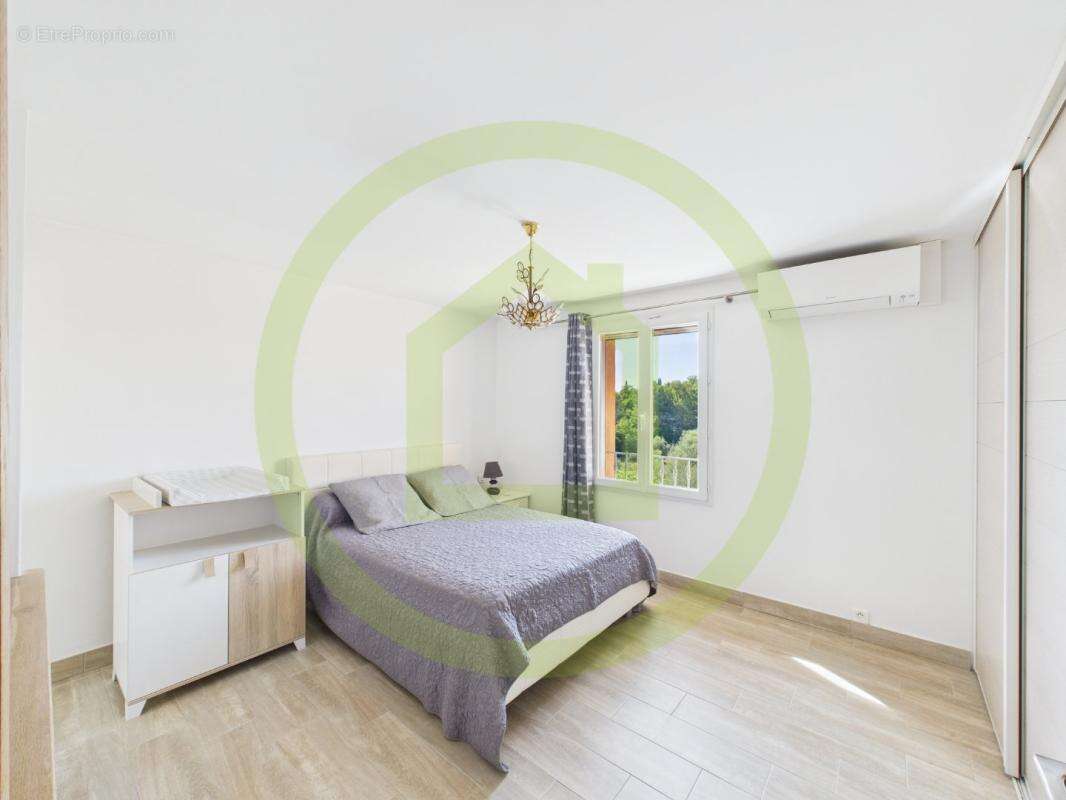 Maison à CHATEAUNEUF-GRASSE