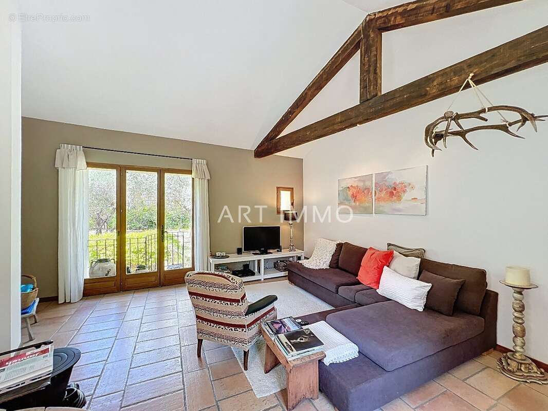 Maison de village avec piscine sur un grand terrain. - photo 8