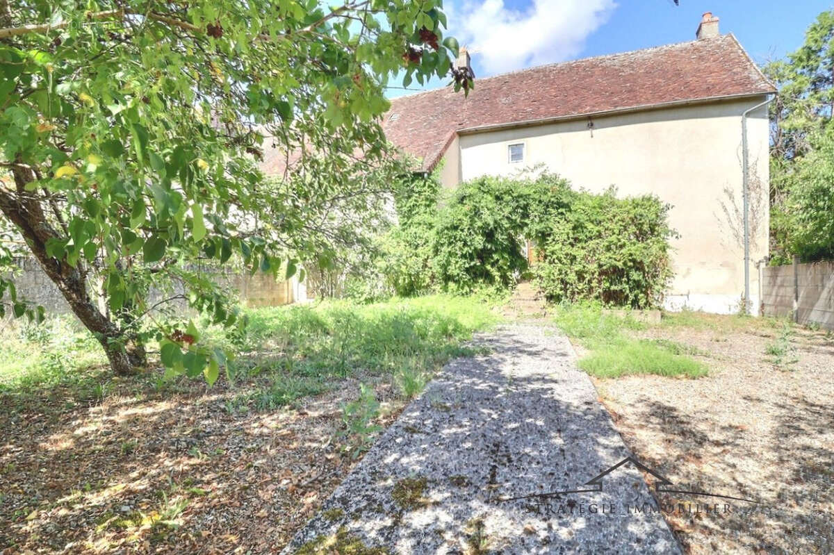 Maison ancienne avec grand jardin et garage - photo 9