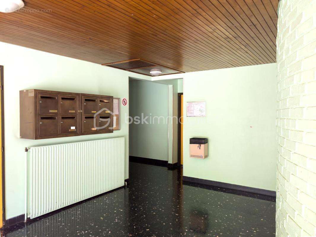 F4 en très bon état ! 3 chambres, loggia et espace extérieur !! - photo 16