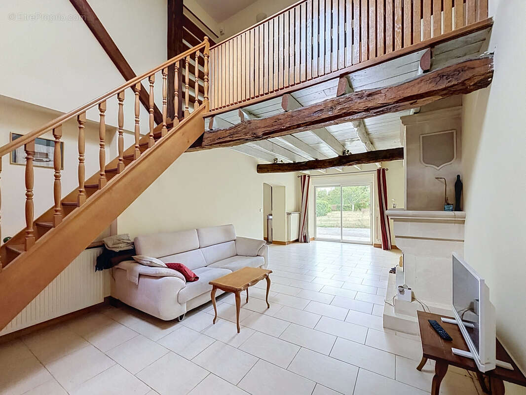 20KM gare TGV ANGOULEME : Ensemble immobilier charentais rénové avec maison principale, gîte et 6 000 m2 de te - photo 5