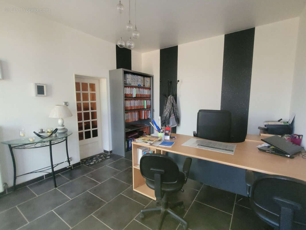 Garage de 900 m2 idéal pour votre activité ! - photo 12