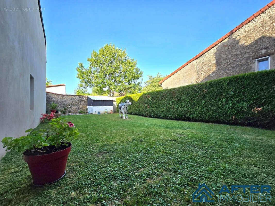 Maison à AZERAILLES