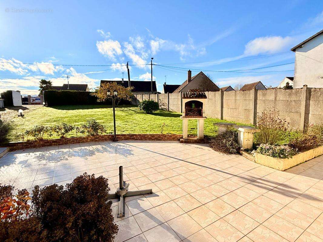 Maison à VILLENEUVE-SUR-YONNE