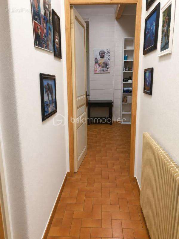 Menton – Centre-ville  Appartement 3 pièces de caractère – Belle hauteur sous plafond - photo 4