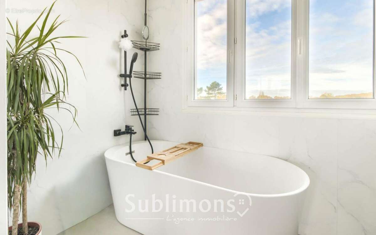 Maison à LA CHAPELLE-DES-MARAIS