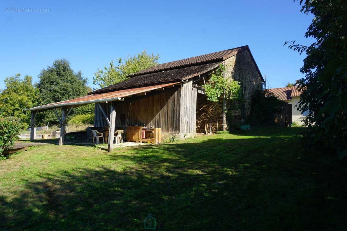 Ancien corps de ferme niché au coeur d'une nature verdoyante et préservée. - photo 2
